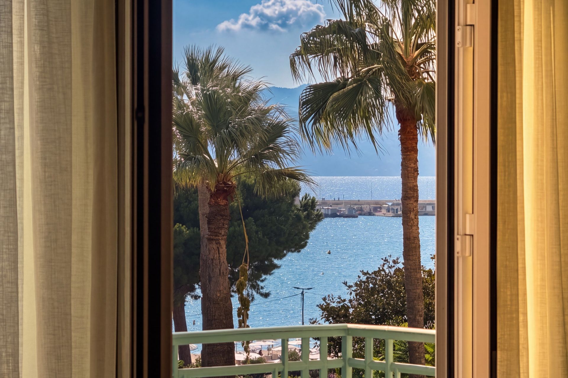 luxury apartment 4 Rooms for sale on CANNES (06400)