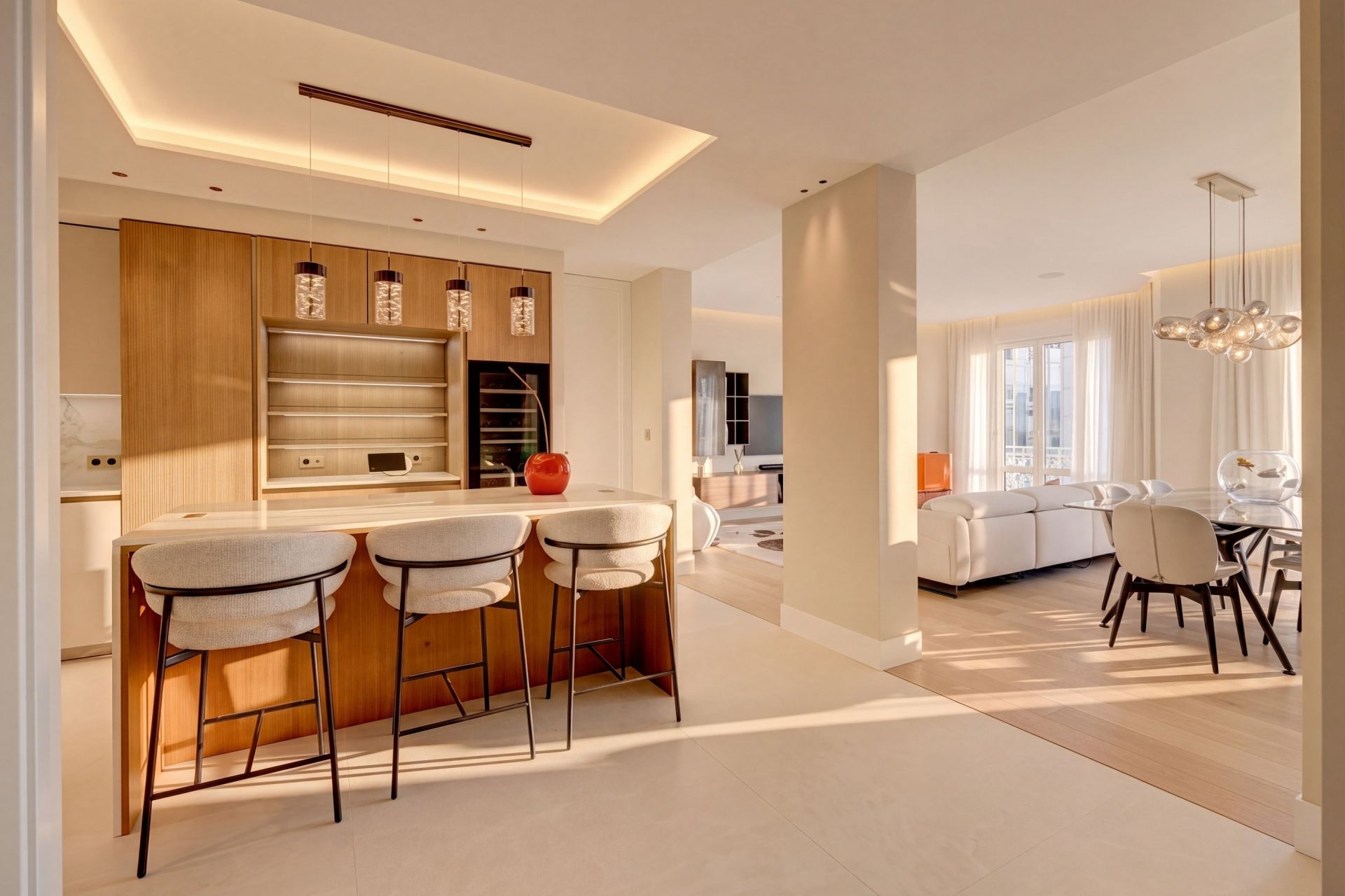 luxury apartment 4 Rooms for sale on CANNES (06400)