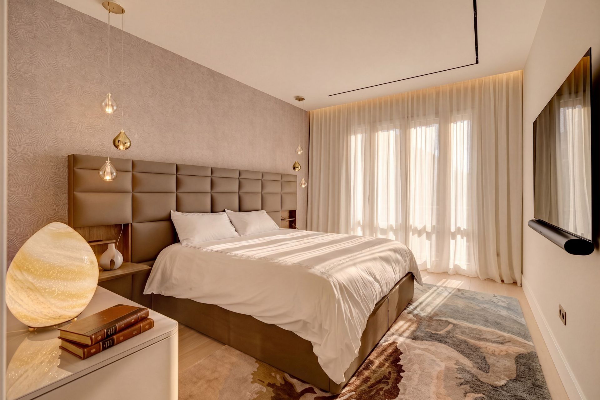 luxury apartment 4 Rooms for sale on CANNES (06400)