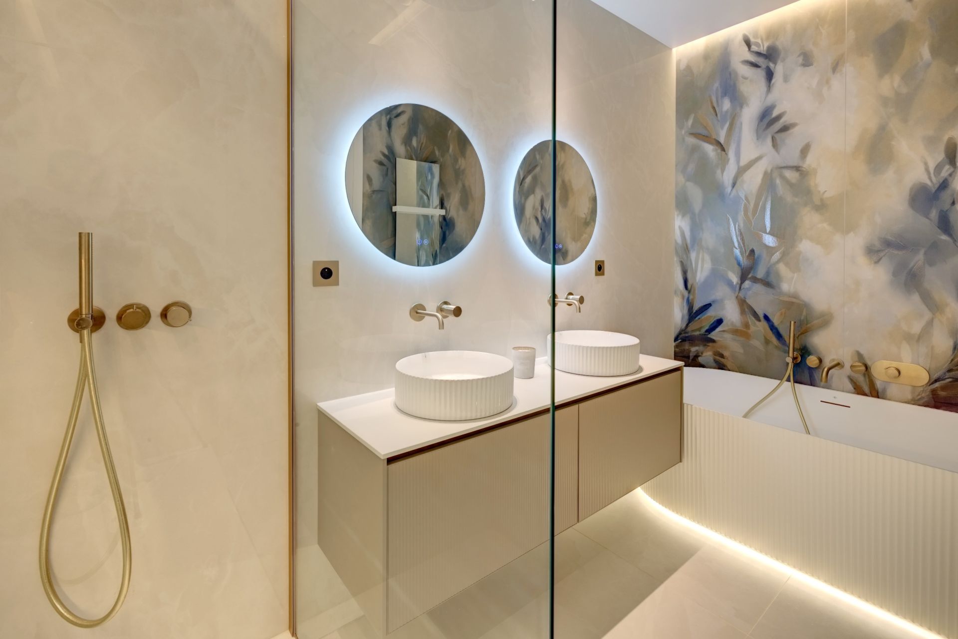 luxury apartment 4 Rooms for sale on CANNES (06400)