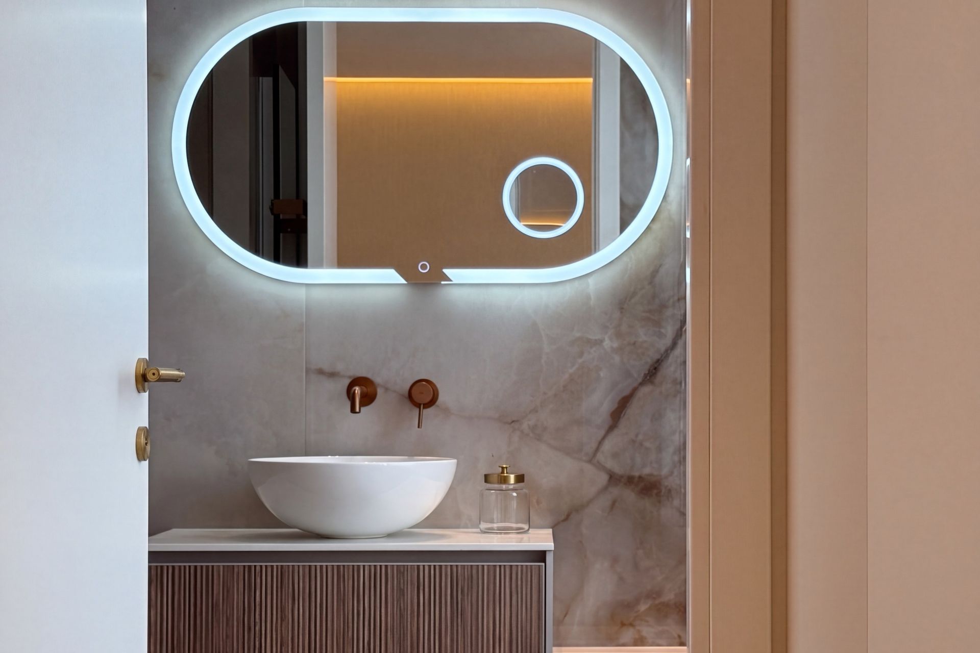luxury apartment 4 Rooms for sale on CANNES (06400)