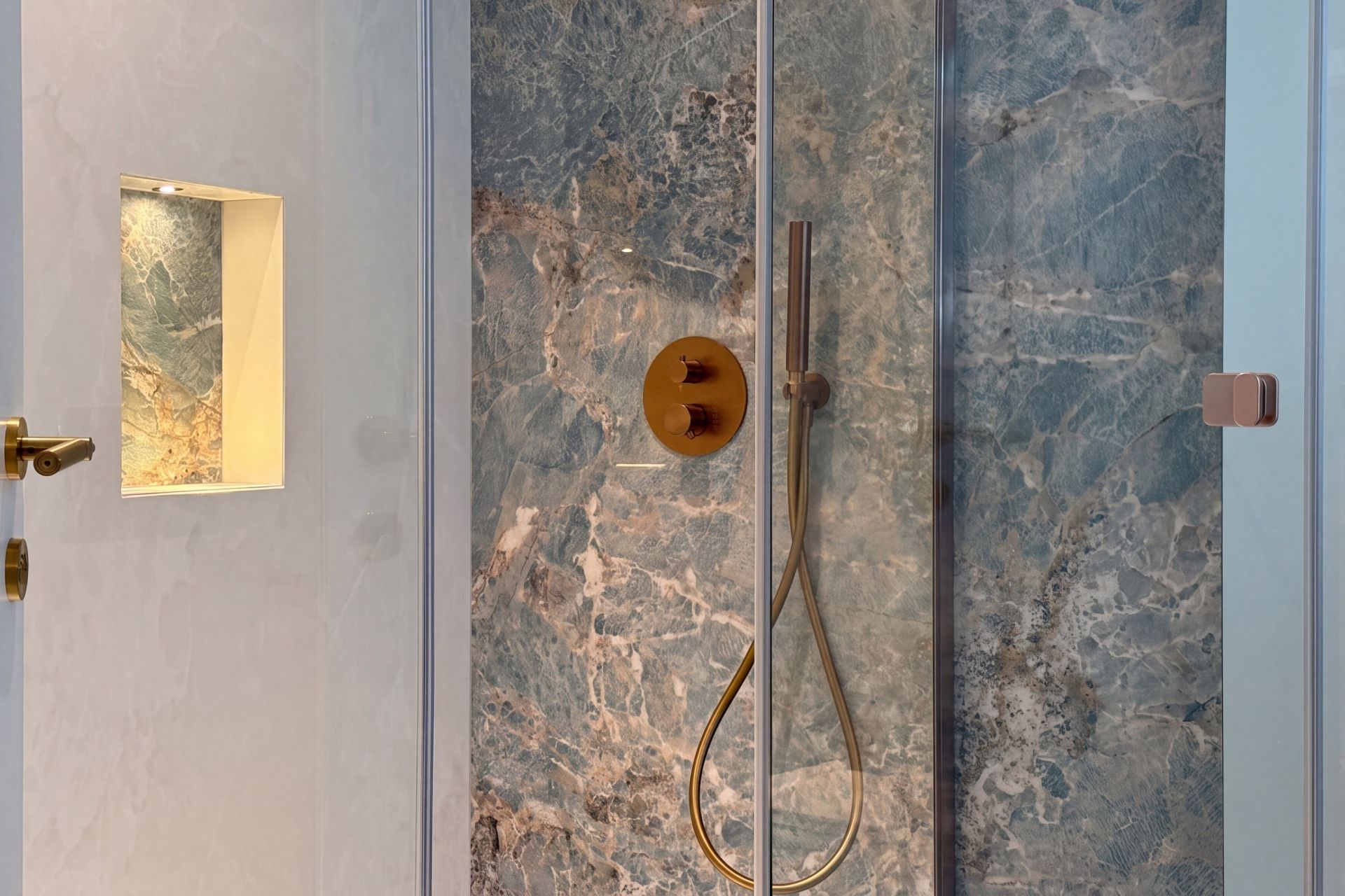 luxury apartment 4 Rooms for sale on CANNES (06400)