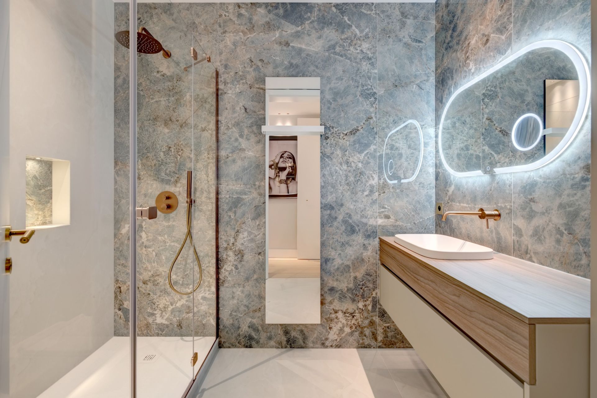 luxury apartment 4 Rooms for sale on CANNES (06400)