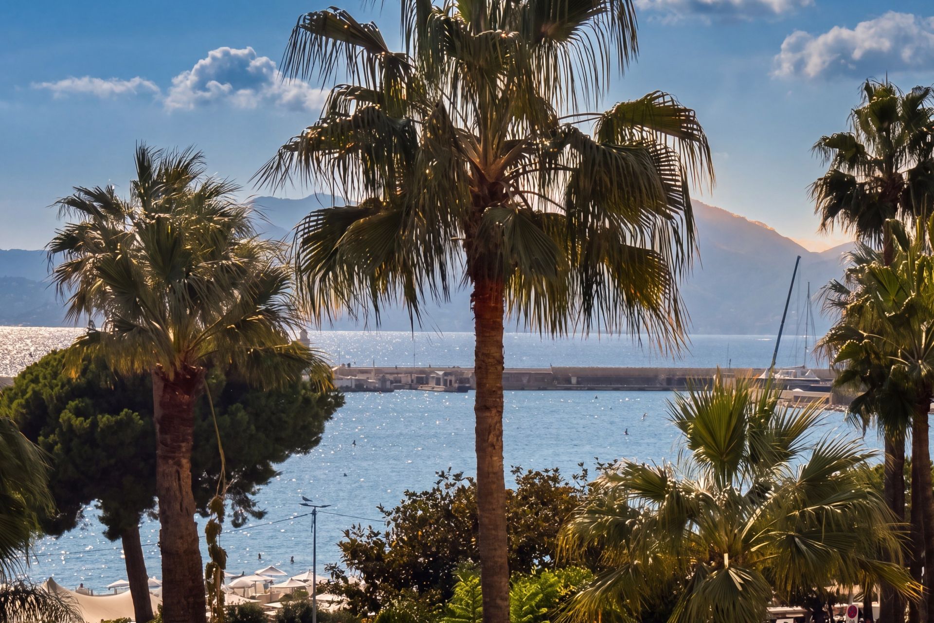 luxury apartment 4 Rooms for sale on CANNES (06400)