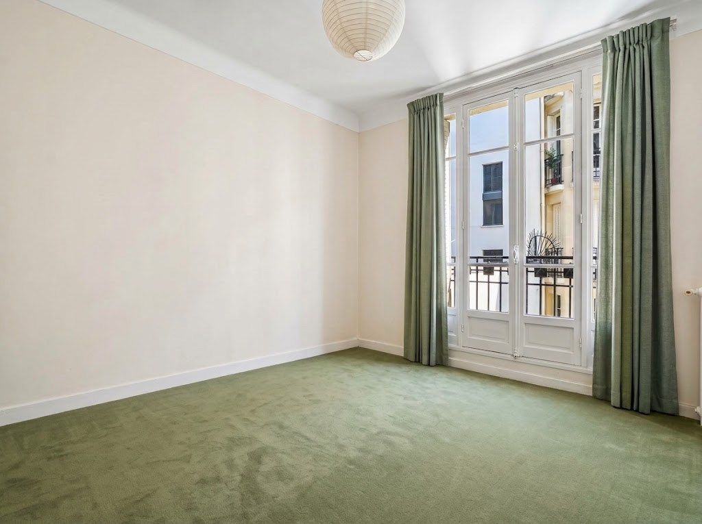luxury apartment 8 Rooms for sale on PARIS (75116)