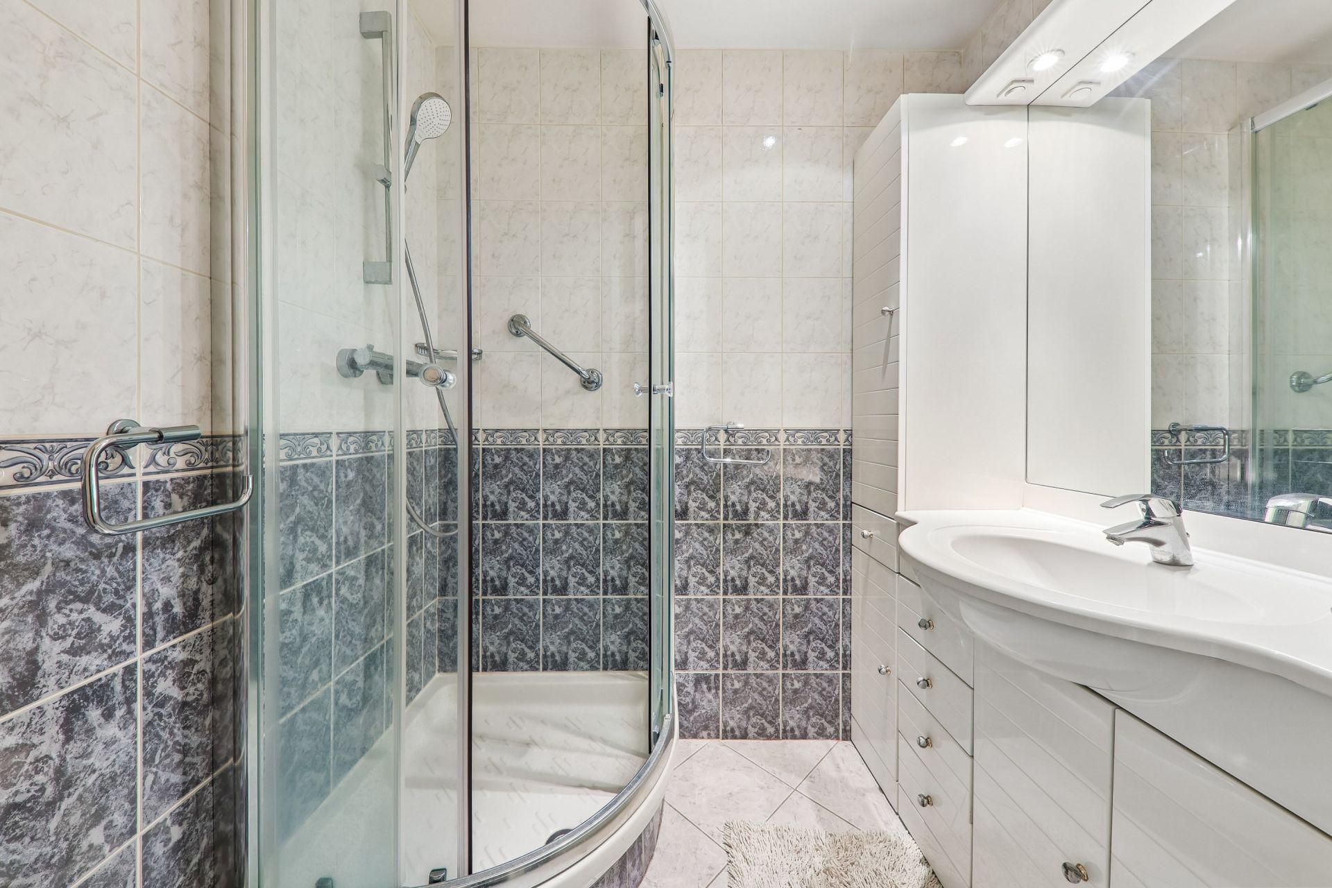 luxury apartment 5 Rooms for sale on PARIS (75016)