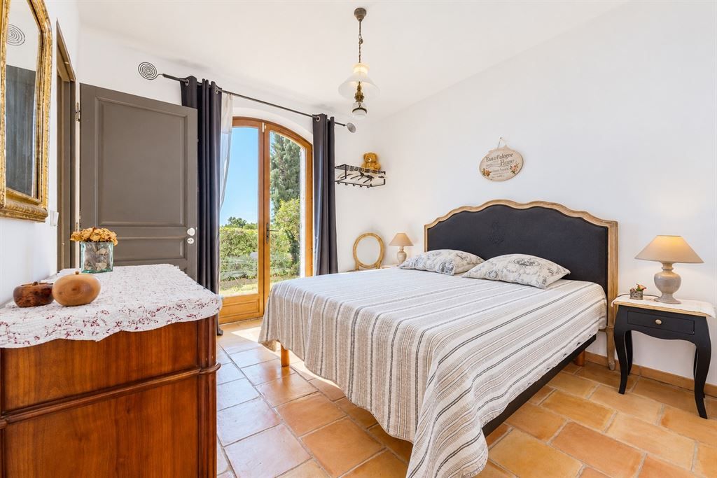 bastide 5 Rooms for sale on TOURRETTES (83440)