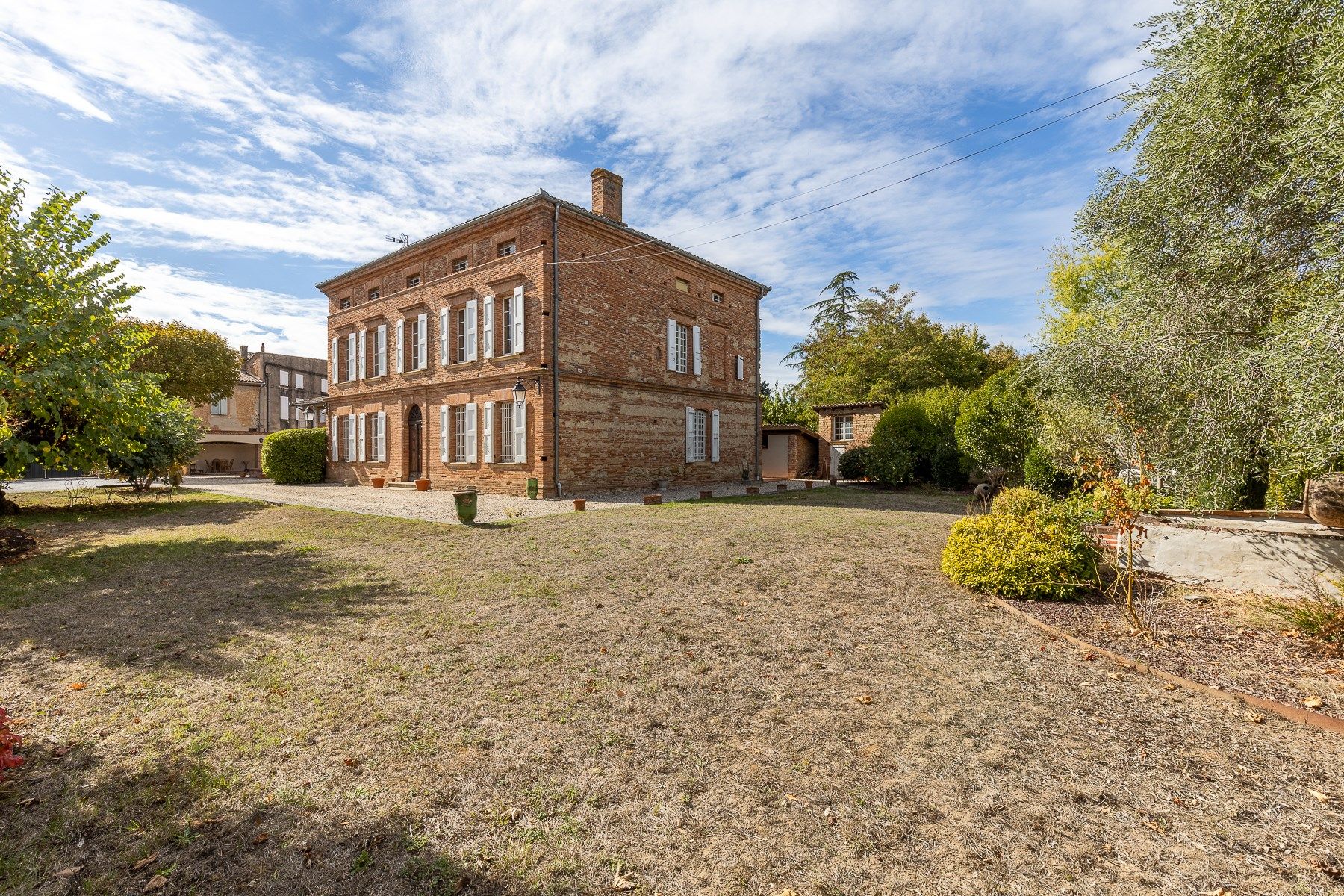 luxury house 18 Rooms for sale on RABASTENS (81800)
