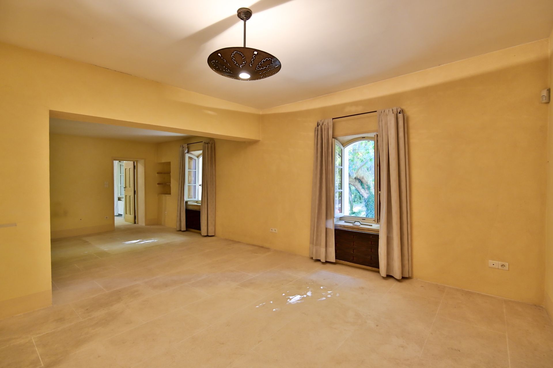 luxury house 15 Rooms for sale on JOUCAS (84220)