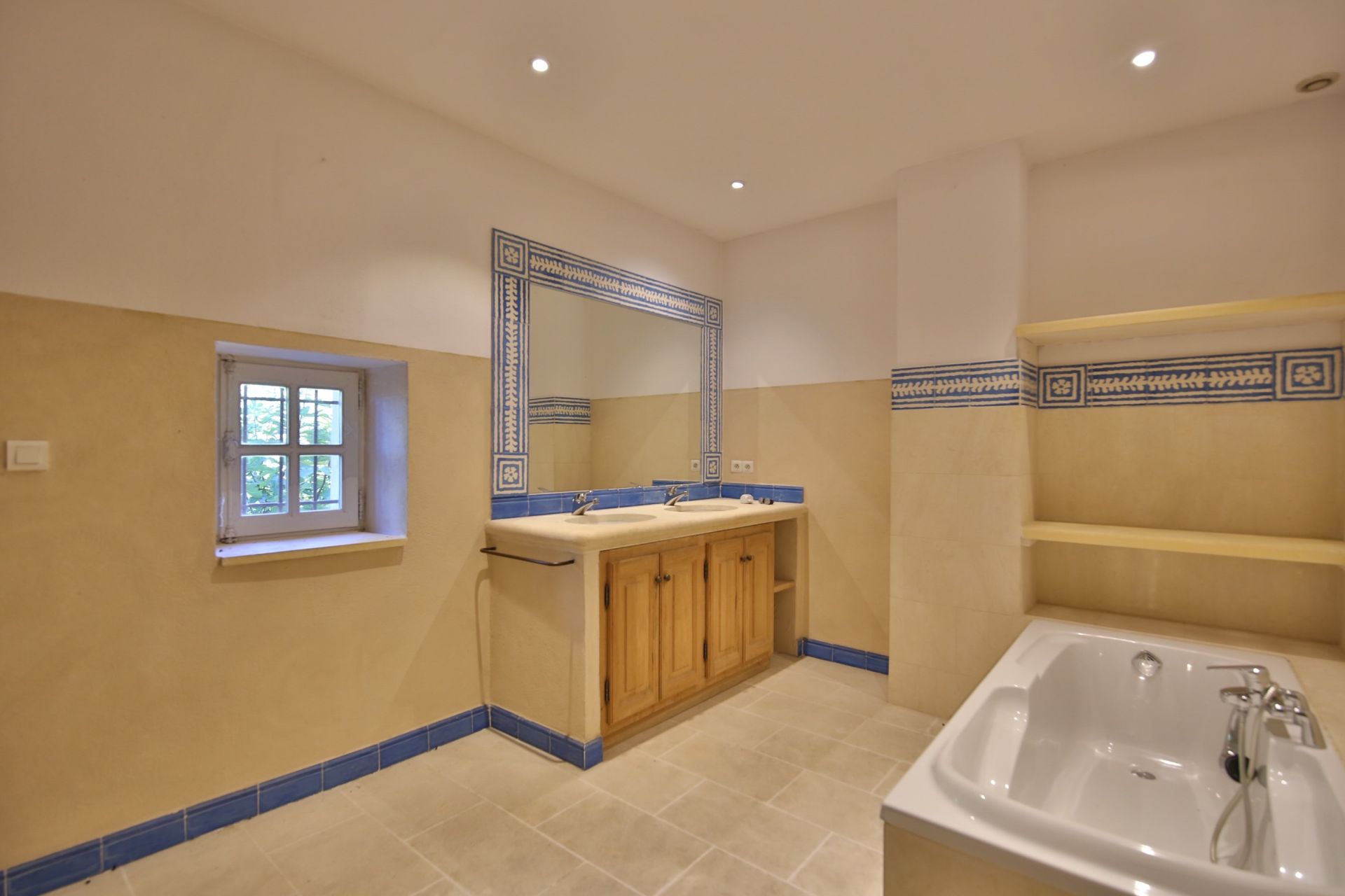 luxury house 15 Rooms for sale on JOUCAS (84220)