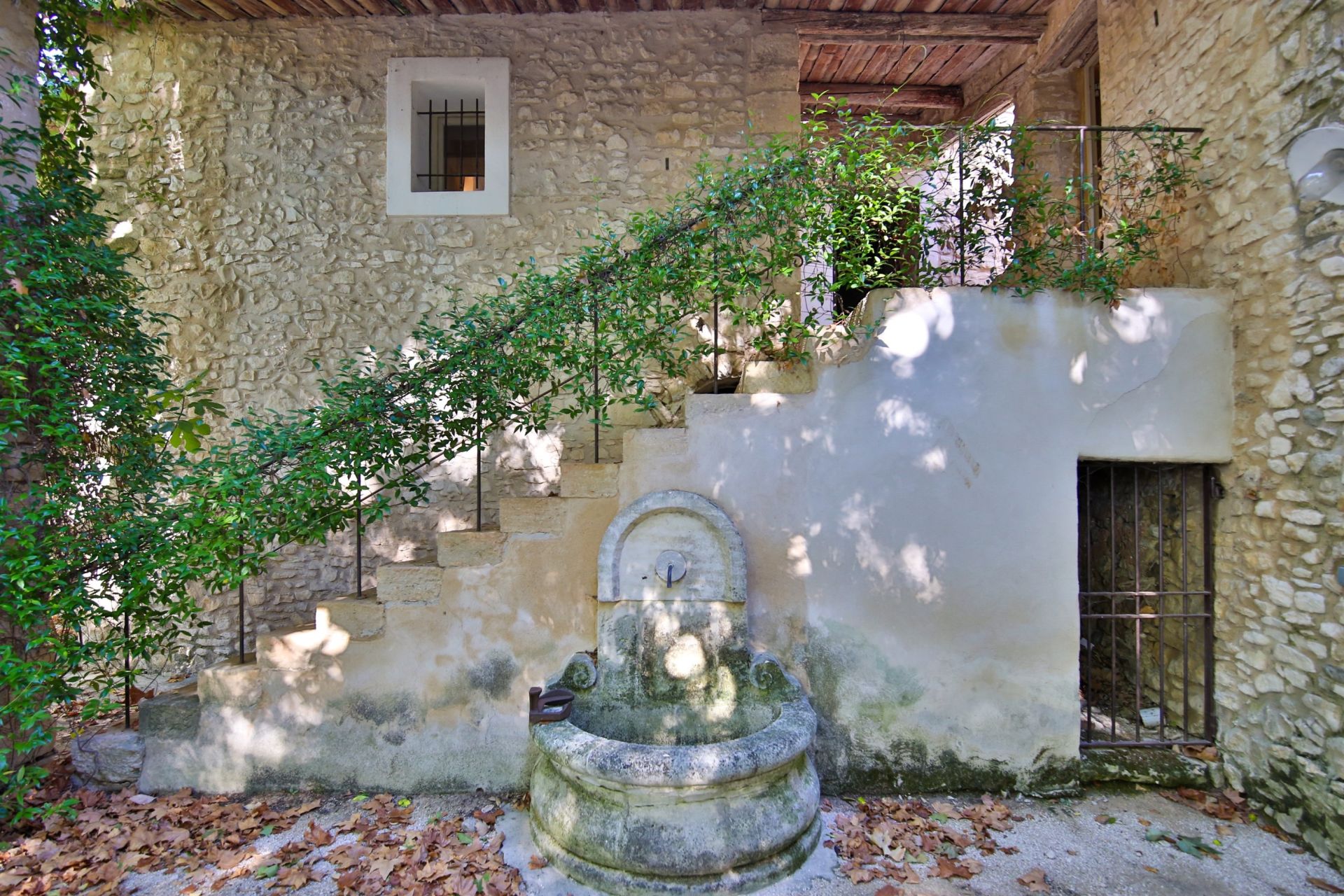 luxury house 15 Rooms for sale on JOUCAS (84220)