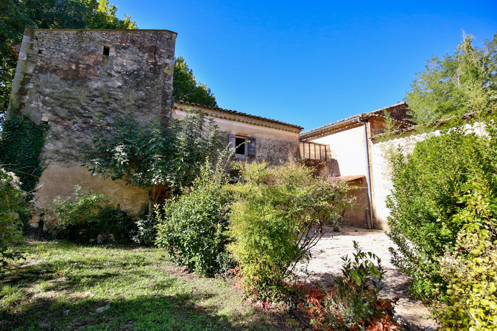 luxury house 15 Rooms for sale on JOUCAS (84220)