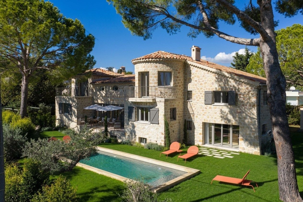 bastide 9 Rooms for sale on ANTIBES (06600)