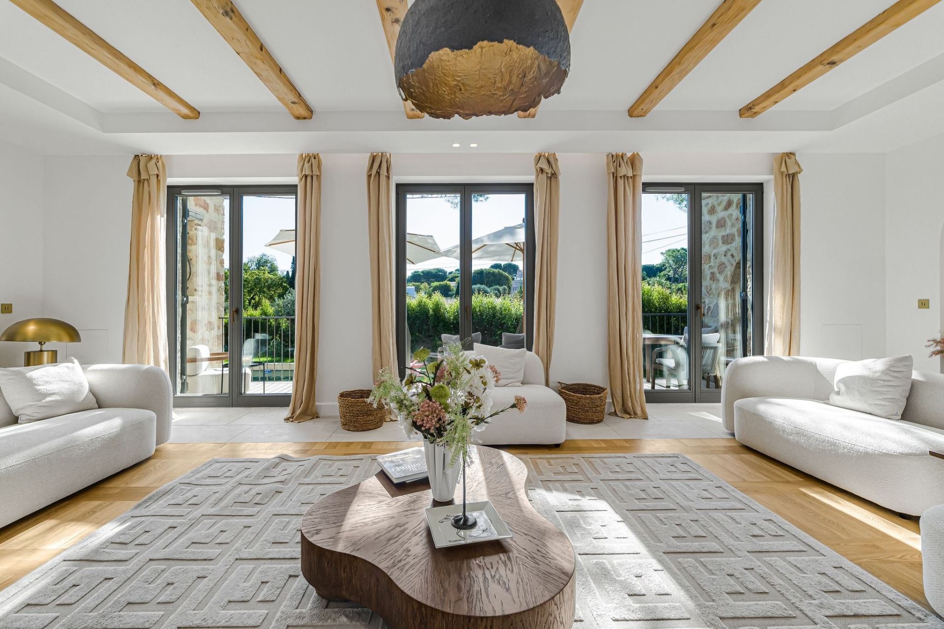 bastide 9 Rooms for sale on ANTIBES (06600)