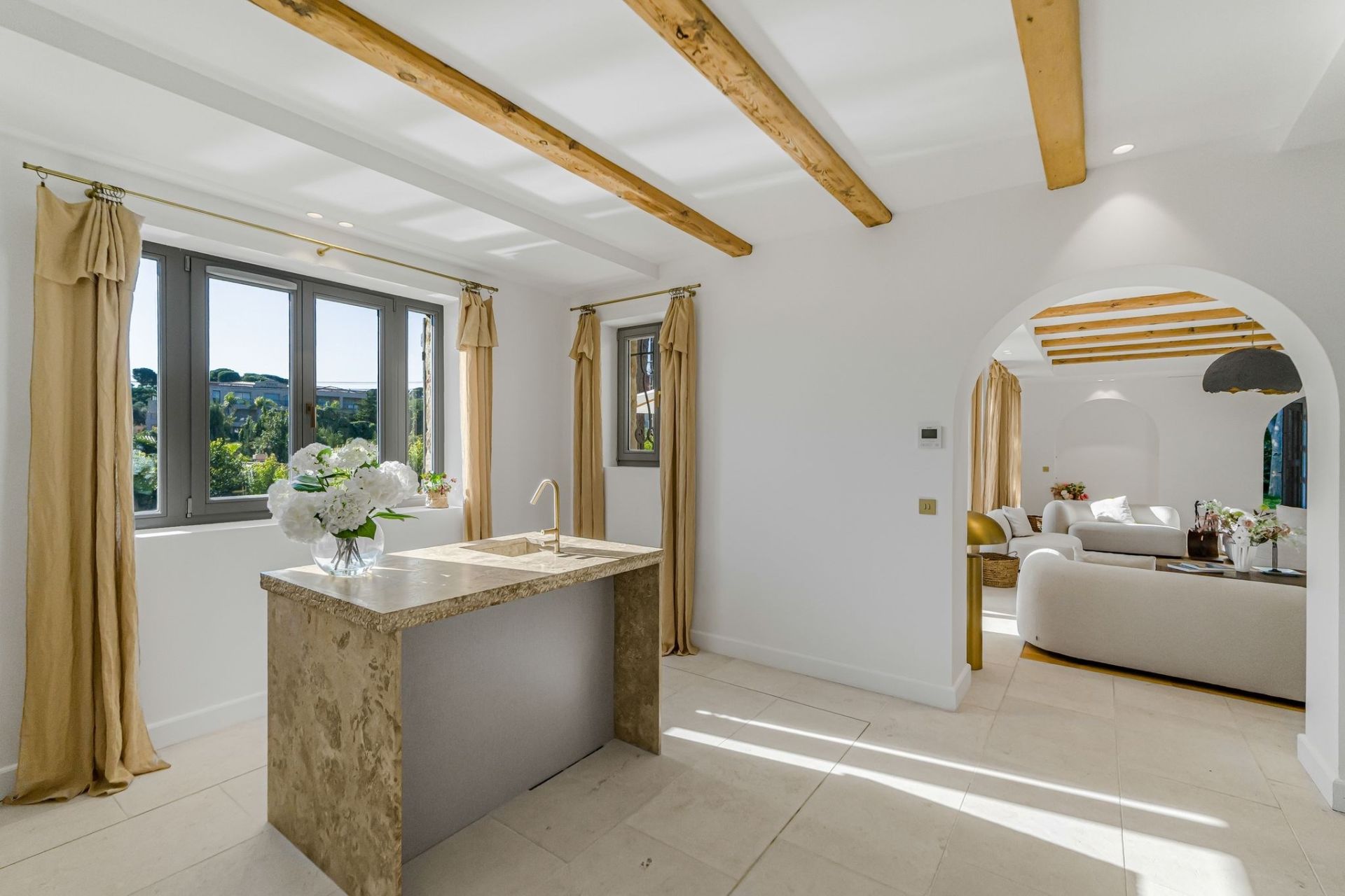 bastide 9 Rooms for sale on ANTIBES (06600)