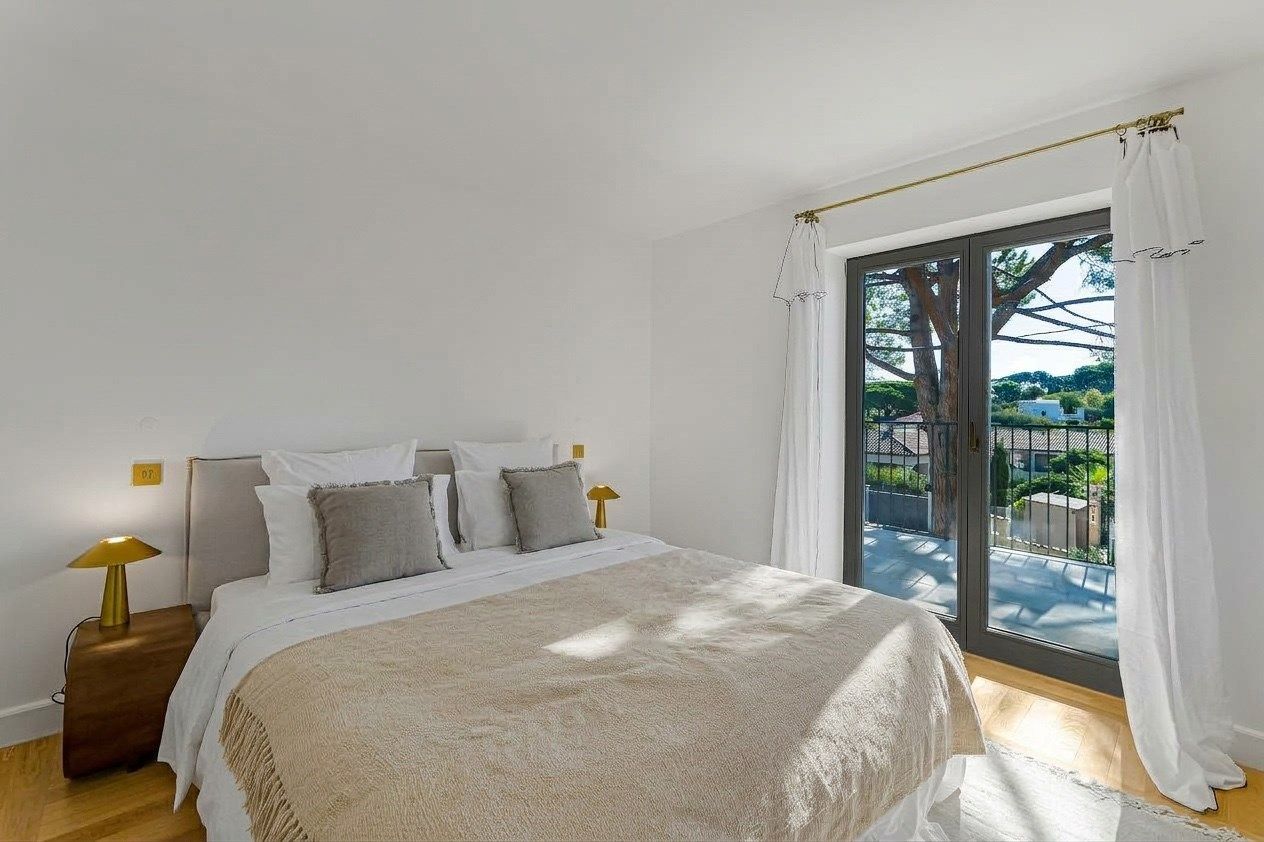 bastide 9 Rooms for sale on ANTIBES (06600)