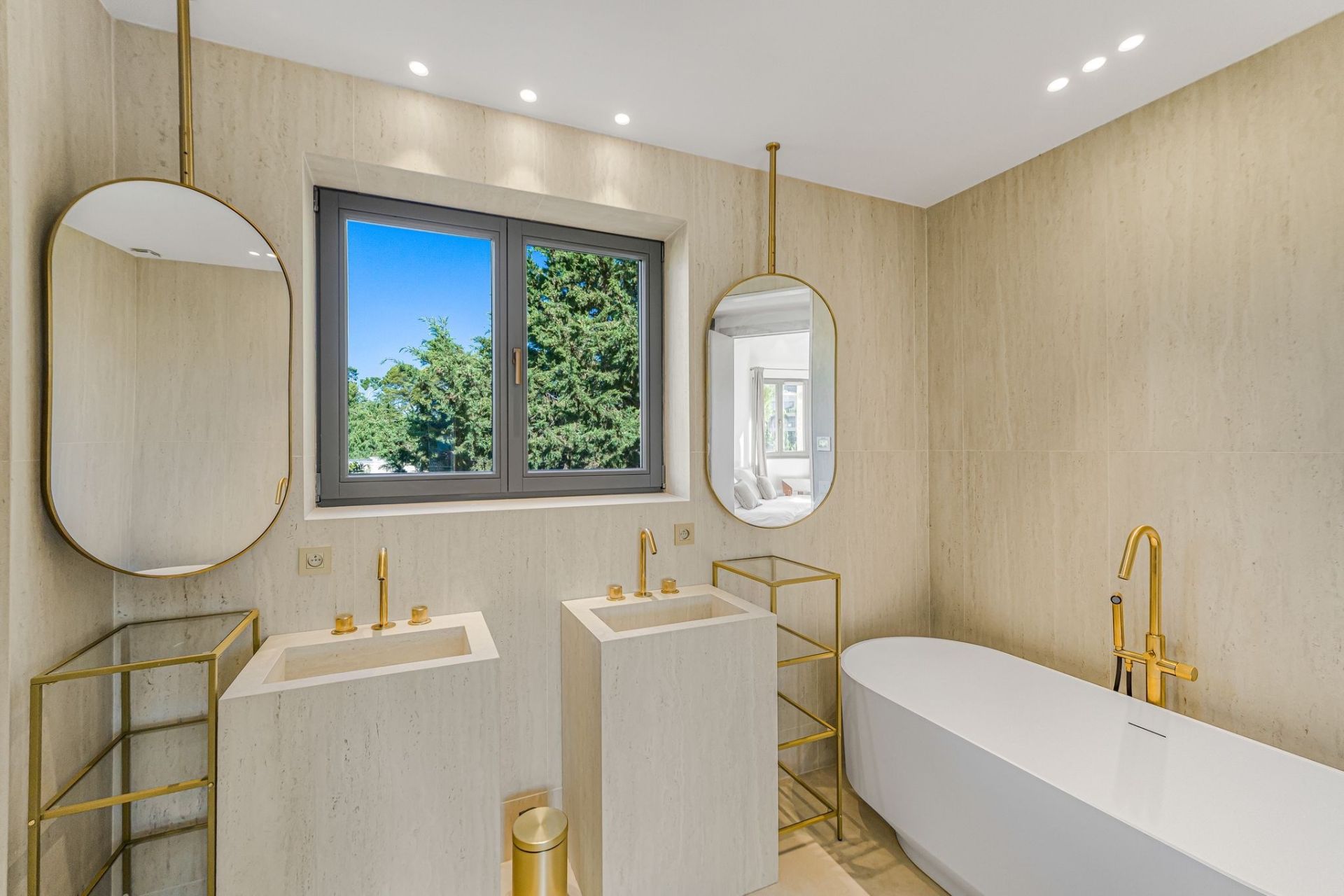 bastide 9 Rooms for sale on ANTIBES (06600)