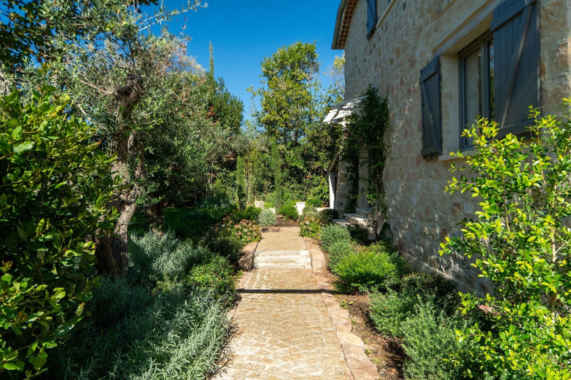 bastide 9 Rooms for sale on ANTIBES (06600)