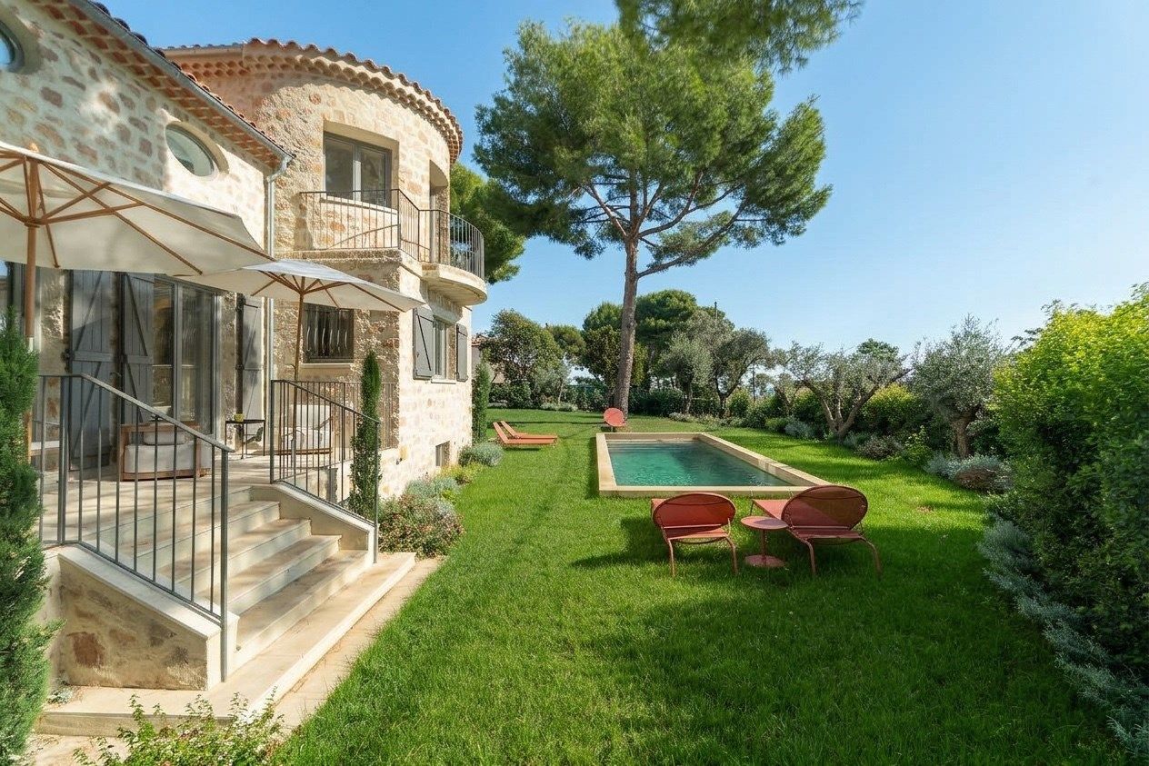 bastide 9 Rooms for sale on ANTIBES (06600)