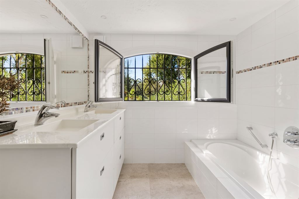 luxury villa 7 Rooms for sale on MOUGINS (06250)