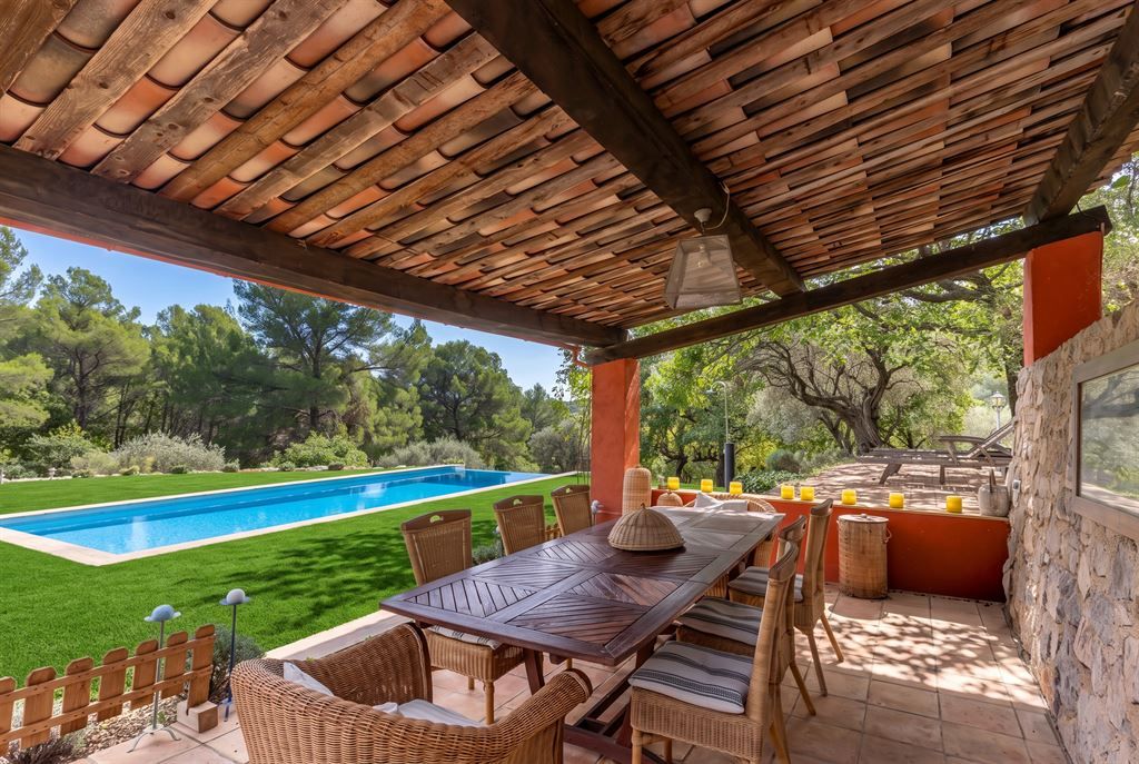 luxury property 6 Rooms for sale on FAYENCE (83440)