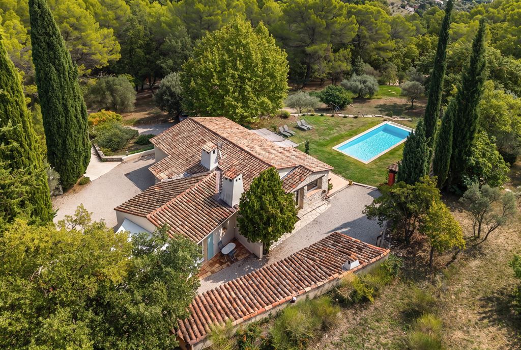 luxury property 6 Rooms for sale on FAYENCE (83440)