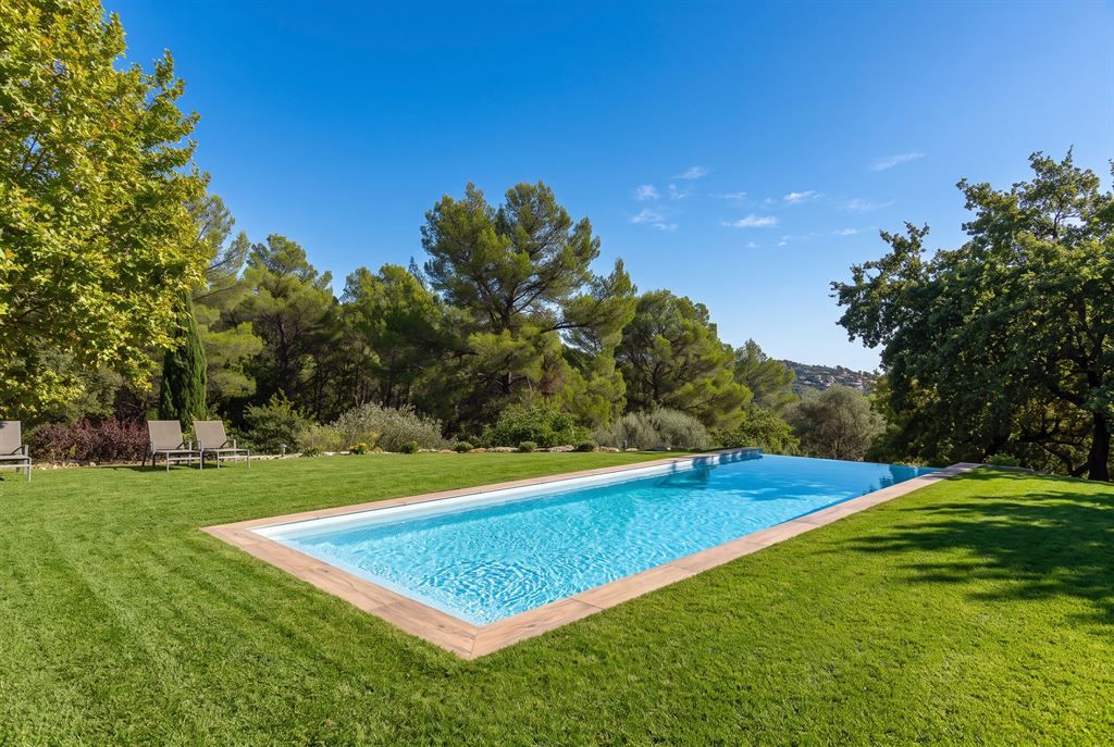 luxury property 6 Rooms for sale on FAYENCE (83440)