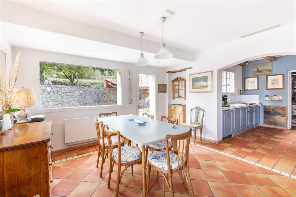 luxury property 6 Rooms for sale on FAYENCE (83440)