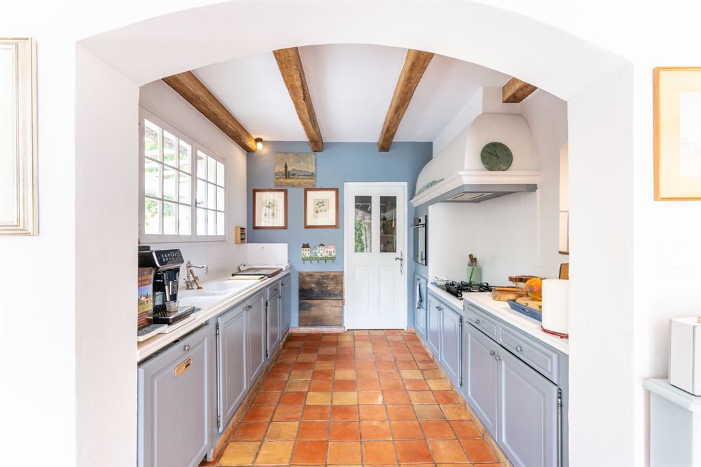 luxury property 6 Rooms for sale on FAYENCE (83440)