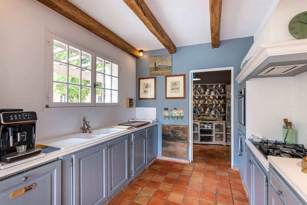 luxury property 6 Rooms for sale on FAYENCE (83440)