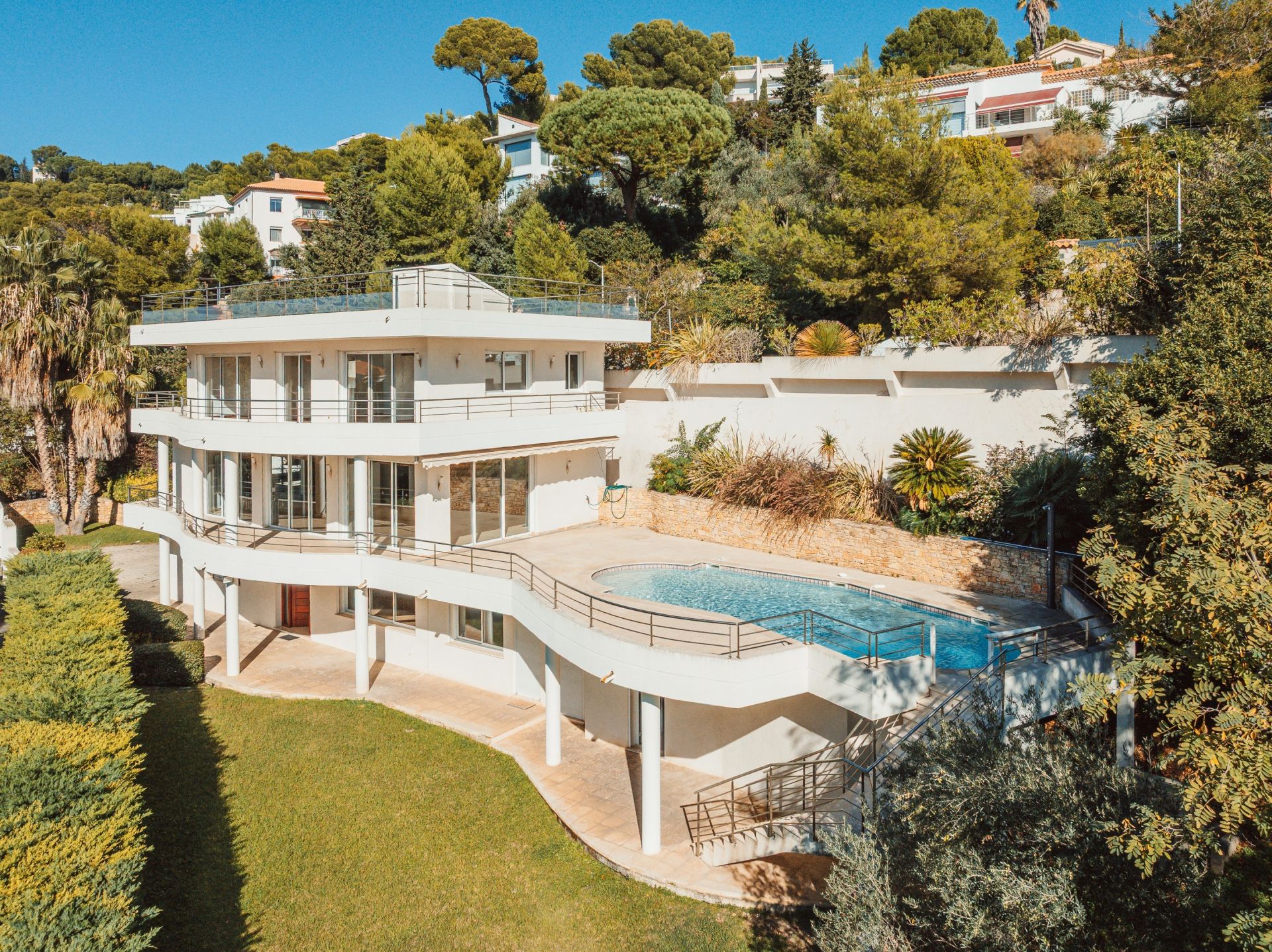 luxury house 6 Rooms for sale on MARSEILLE (13007)