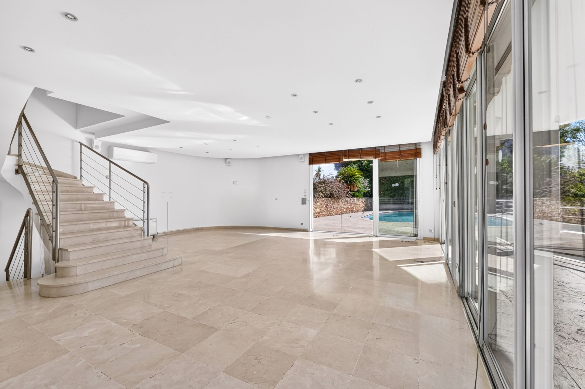 luxury house 6 Rooms for sale on MARSEILLE (13007)