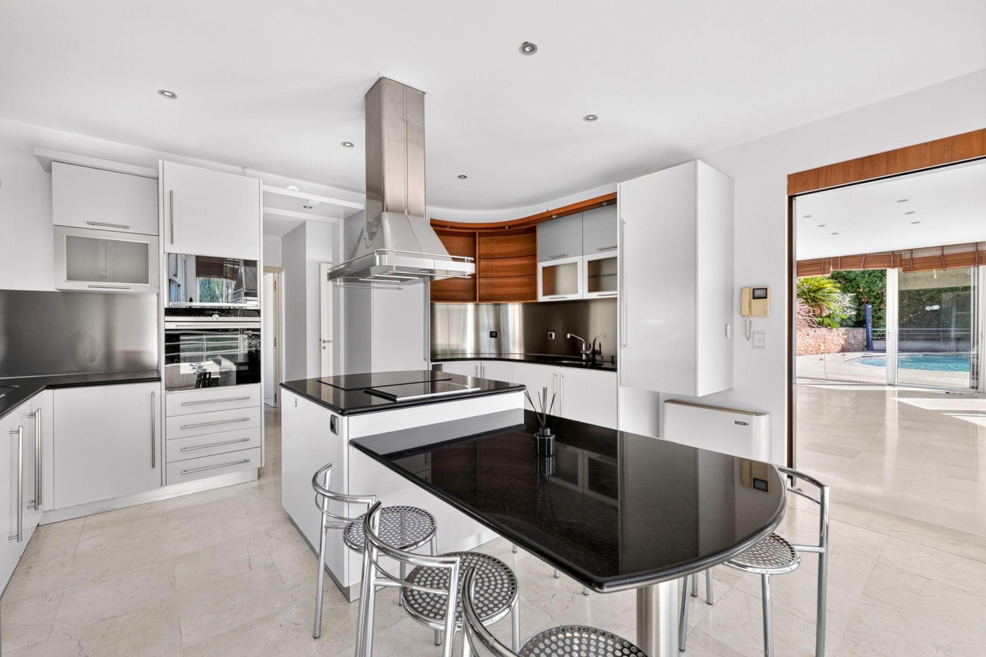 luxury house 6 Rooms for sale on MARSEILLE (13007)