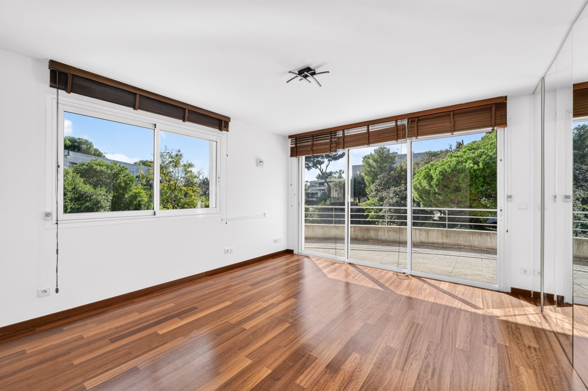 luxury house 6 Rooms for sale on MARSEILLE (13007)