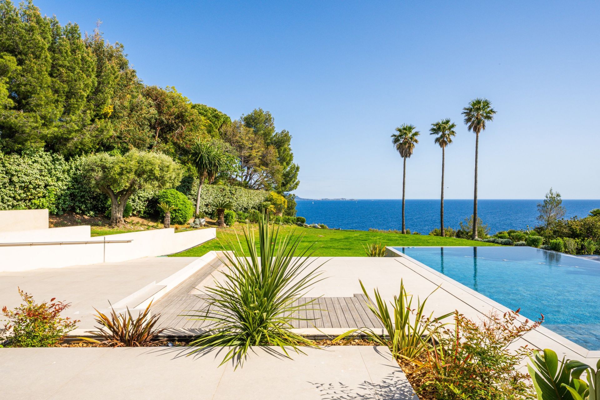 luxury villa 8 Rooms for sale on ST CYR SUR MER (83270)