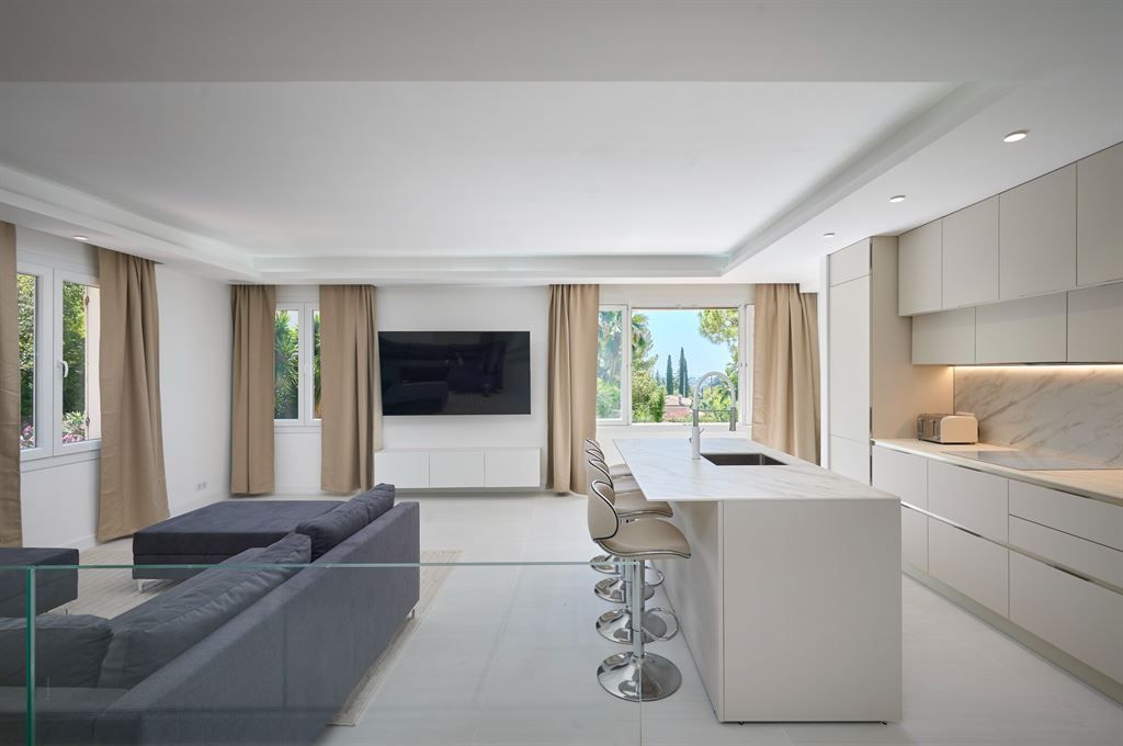 luxury villa 8 Rooms for sale on MOUGINS (06250)