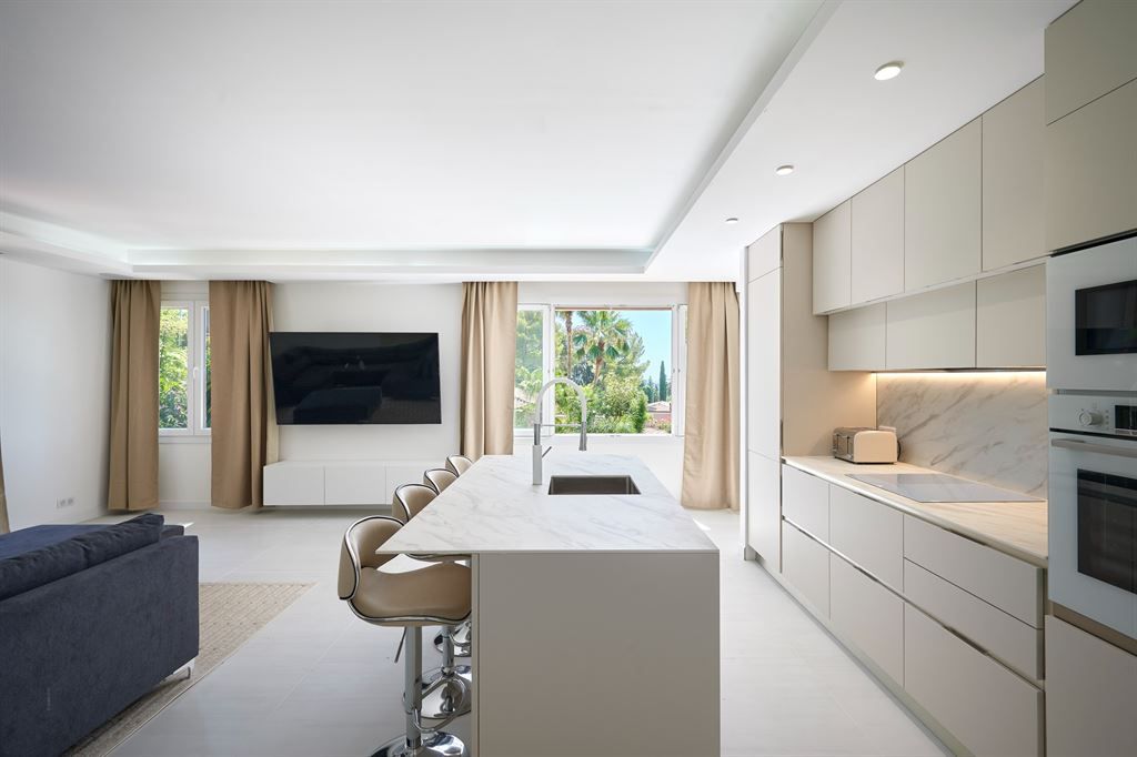 luxury villa 8 Rooms for sale on MOUGINS (06250)