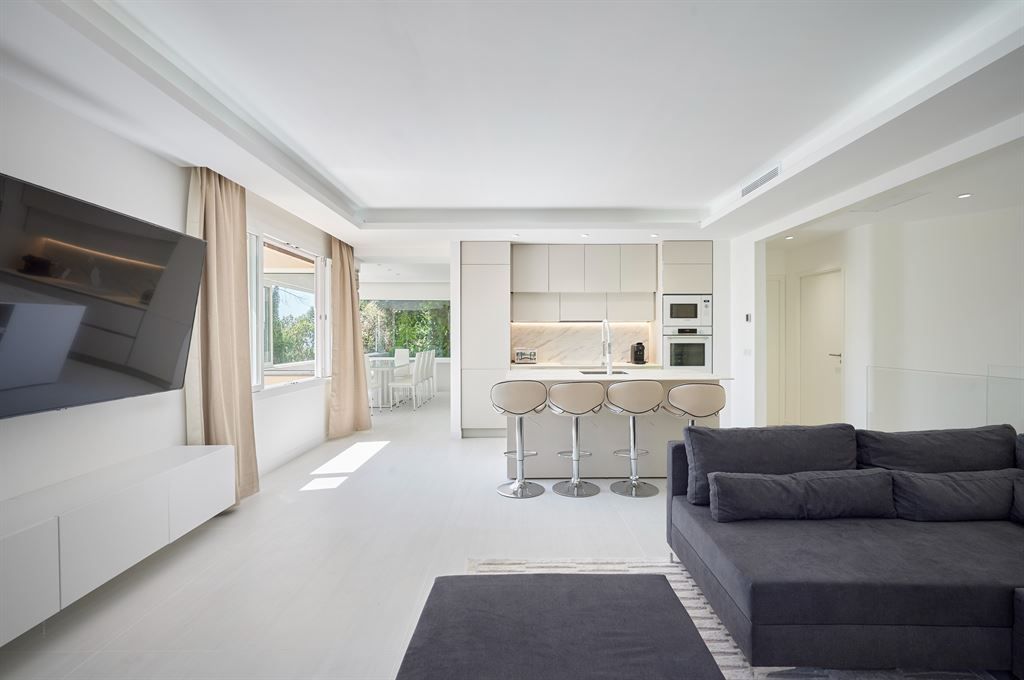 luxury villa 8 Rooms for sale on MOUGINS (06250)
