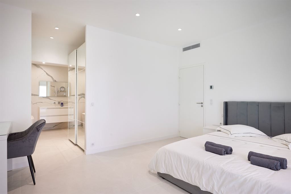 luxury villa 8 Rooms for sale on MOUGINS (06250)