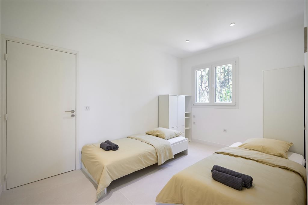 luxury villa 8 Rooms for sale on MOUGINS (06250)