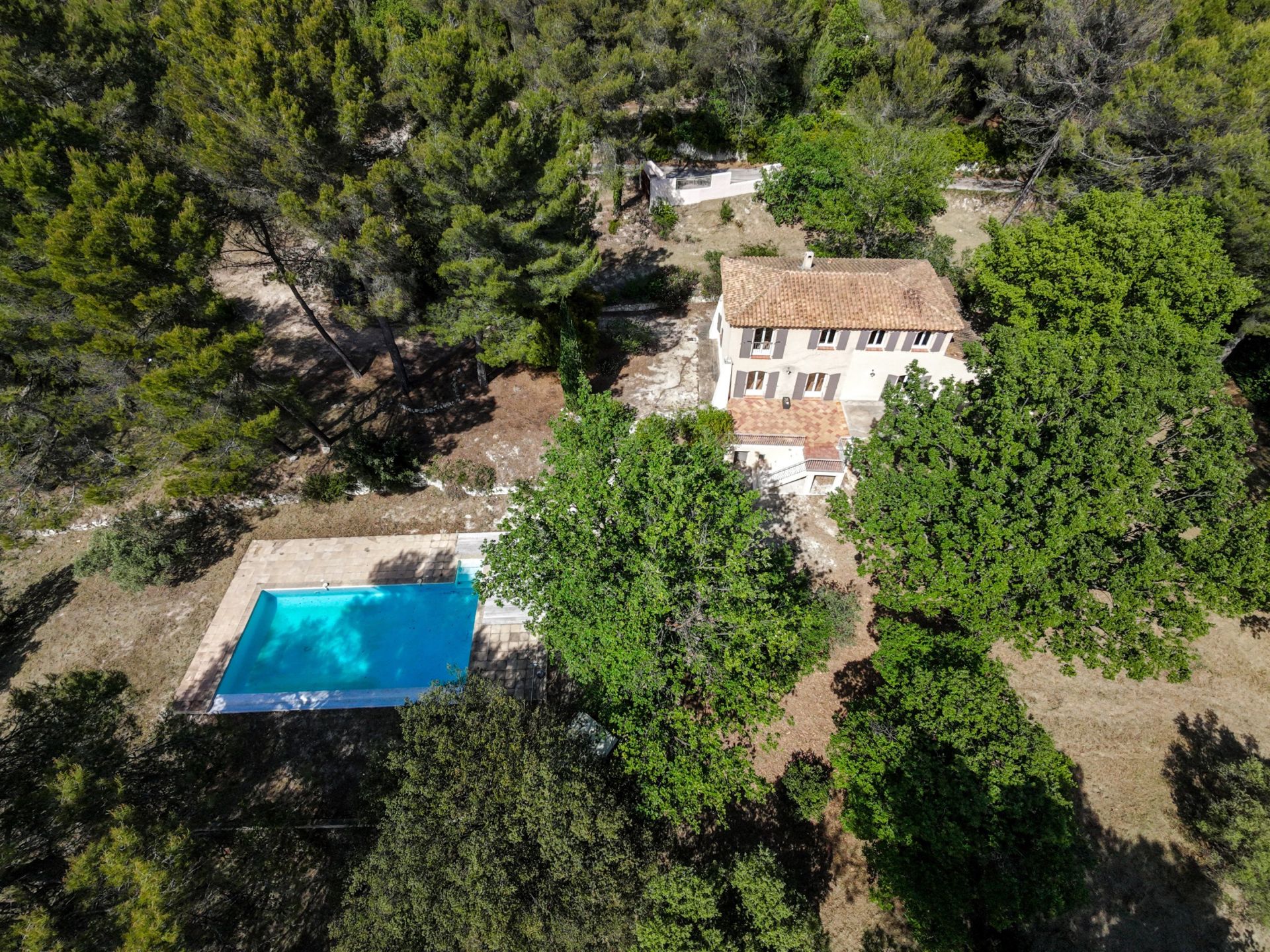 luxury house 6 Rooms for sale on EGUILLES (13510)
