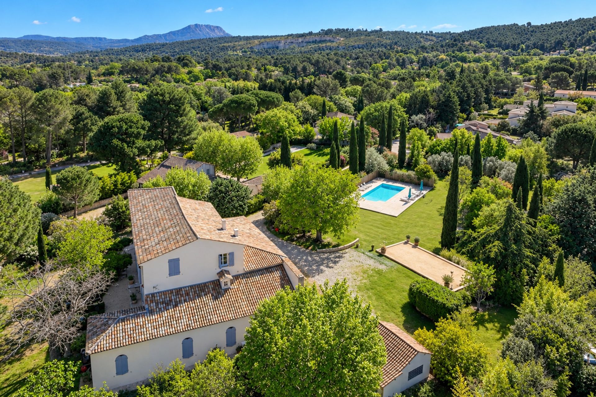 luxury house 11 Rooms for sale on AIX EN PROVENCE (13100)