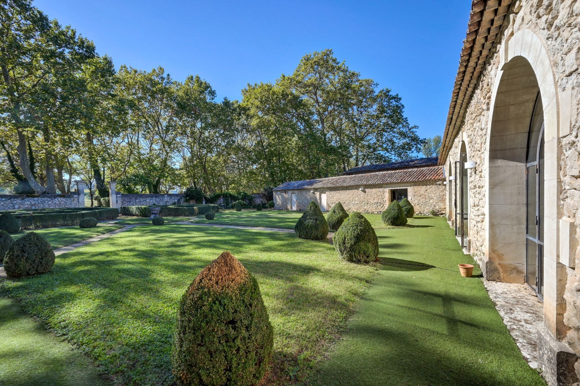 luxury house 10 Rooms for sale on AIX EN PROVENCE (13100)