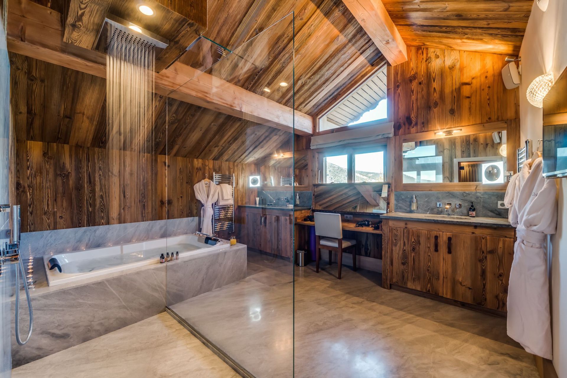 chalet de luxe 7 Pièces en location saisonnière sur MERIBEL LES ALLUES (73550)
