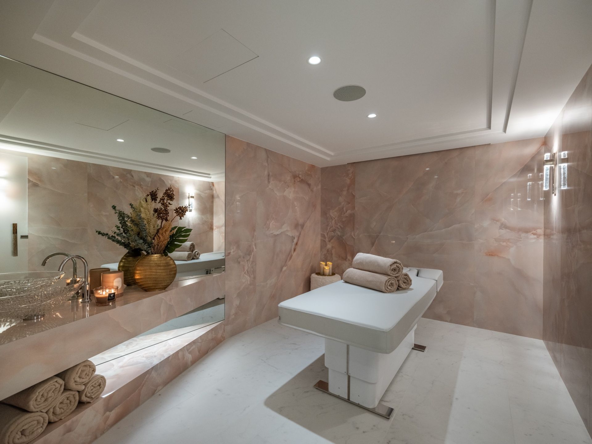 luxury chalet 10 Rooms for seasonal rent on COURCHEVEL (73120)